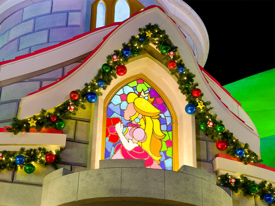 Peach's Castle decorated for the holidays at SUPER NINTENDO WORLD.
