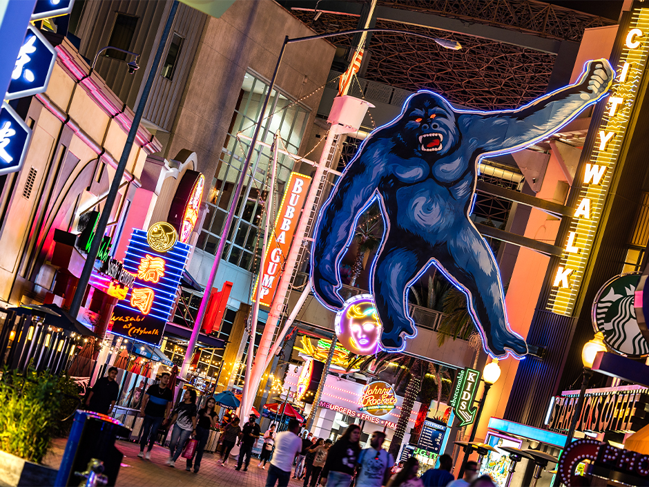 A street view of CityWalk with King Kong in the center.