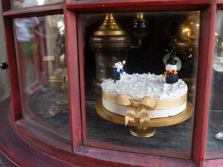 A Christmas cake in a storefront in The Wizarding World of Harry Potter.