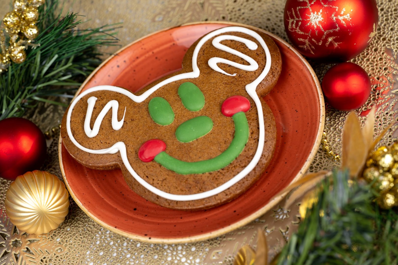 Mickey Gingerbread Cookie: A soft gingerbread cookie with white chocolate Mickey details 