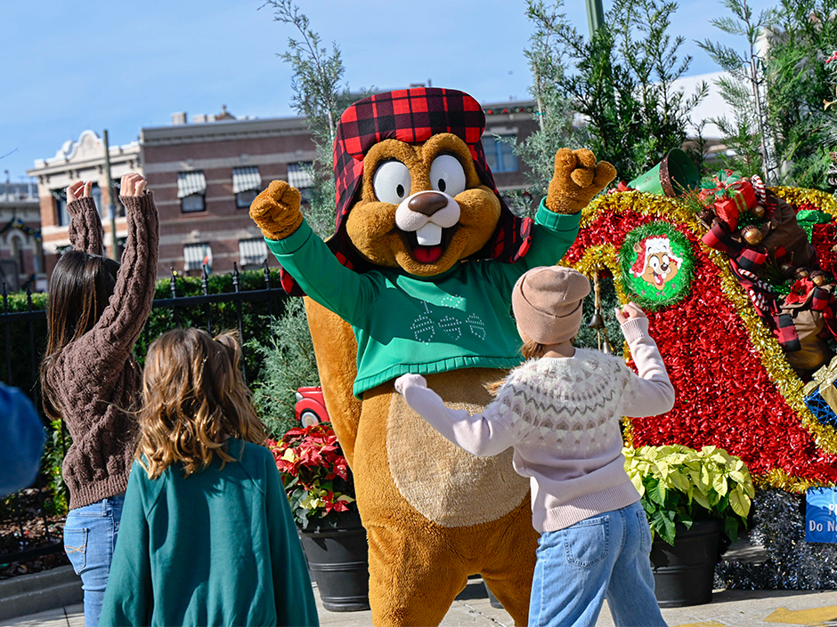 Earl the Squirrel cheers with a group of kids in Universal Studios Florida