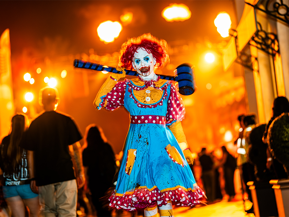 Clown holding sledgehammer at Halloween Horror Nights.
